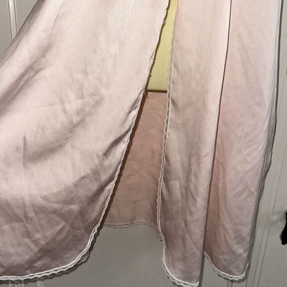 Vtg Brandywine light pink puff sleeve robe with lace neckline that ties in front - Picture 5 of 9